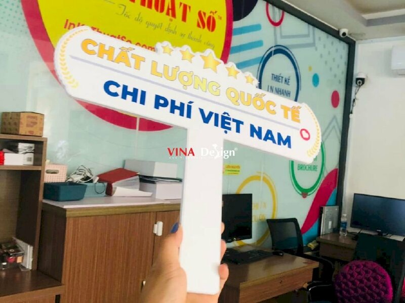 Hashtag cầm tay Slogan Chất lượng quốc tế Chi phí Việt Nam - MSN155