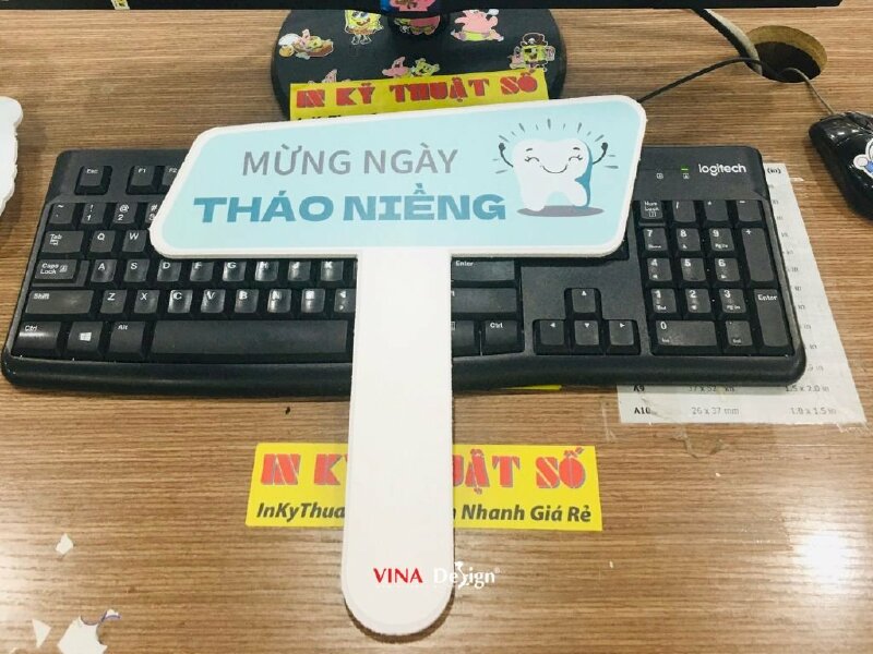 Hashtag cầm tay Slogan Mừng ngày tháo niềng - MSN341